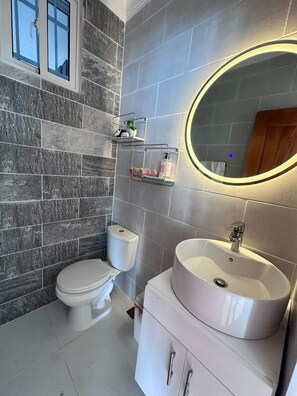Towels, soap, toilet paper - 4BR Villa, Getaway Pool, 2 Balconies, Mountain Views & Peaceful Vibes (Santiago Republica Dominicana)