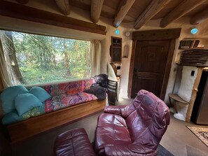 Smart-TV, Kamin, Bücher, Stereoanlage