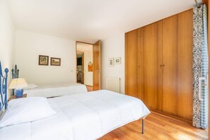5 bedrooms, internet, bed sheets