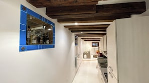 Apartamento, patio, vistas a la laguna | Cocina privada | Frigorífico, microondas, horno y placa de cocina