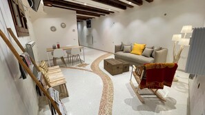 Huoneisto, patio, näköala laguunille | Oleskelualue