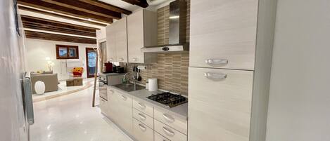 Departamento, patio, vista a la laguna | Cocina privada | Refrigerador, microondas, horno y parrilla de estufa