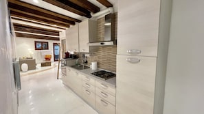 Apartemen, patio, pemandangan laguna | Dapur pribadi | Lemari es, microwave, oven, dan kompor