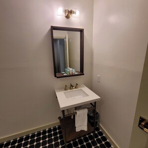 Een haardroger, handdoeken, zeep, toiletpapier