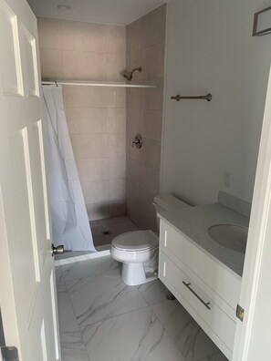 Ducha, secador de pelo, toallas, jabón