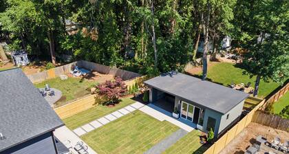 Modern Luxury Tiny House w/ Private Hot Tub, Spa Shower & Designer Touches