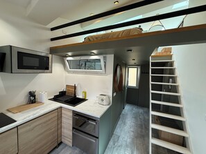 Een koelkast, een microgolfoven, een oven, een vaatwasser