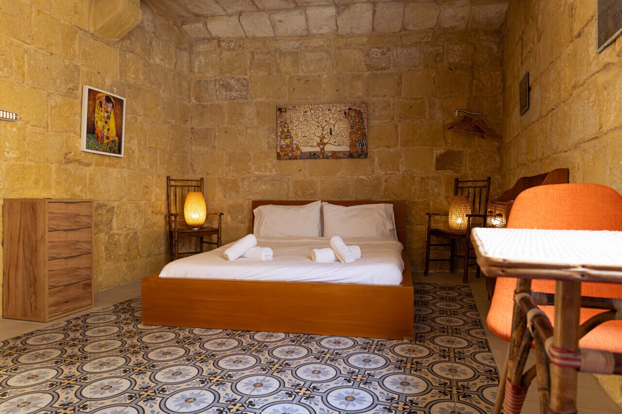 1 habitación, escritorio, tabla de planchar con plancha y wifi 