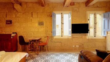 1 habitación, tabla de planchar con plancha, wifi y ropa de cama