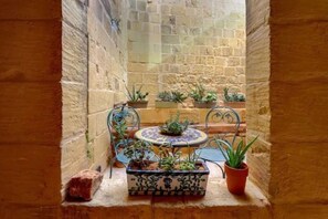 Outdoor dining - Historic Hideaway; Stunningly Converted Studio (Ir-Rabat Għawdex)