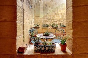 Outdoor dining - Historic Hideaway: 900-Year-Old Converted Studio (Ir-Rabat Għawdex)