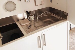 Kühlschrank, Herdplatte, Wasserkocher mit Kaffee-/Teezubehör, Toaster