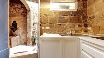 Refrigerador, parrilla de estufa, cafetera y tetera y tostadora