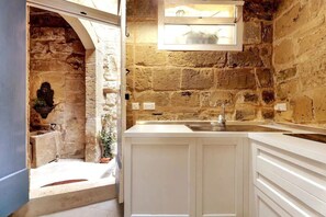 Kühlschrank, Herdplatte, Wasserkocher mit Kaffee-/Teezubehör, Toaster