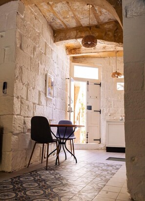 Dining - Historic Hideaway: 900-Year-Old Converted Studio (Ir-Rabat Għawdex)