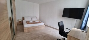 2 bedrooms, desk, iron/ironing board, free WiFi