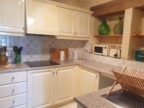 Frigorífico, horno, placa de cocina y cafetera o tetera