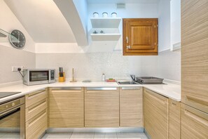 Køleskab, ovn, kogeplade, opvaskemaskine