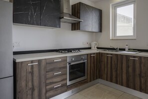 Fridge, oven, stovetop, coffee/tea maker