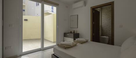 3 makuuhuonetta, työpöytä, ilmainen Wi-Fi, vuodevaatteet