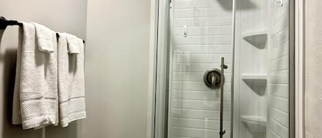 Secadora de cabello, toallas, jabón, papel de baño