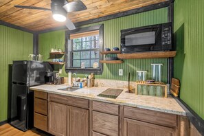 Geladeira, micro-ondas, cafeteira/chaleira, torradeira