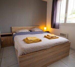 3 bedrooms, travel crib