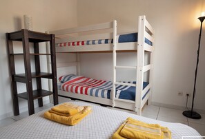 3 Schlafzimmer, Reisekinderbett