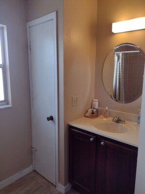 Secador de pelo, toallas, jabón, papel higiénico