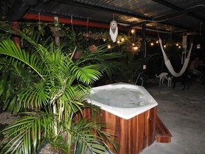 Bañera de hidromasaje al aire libre