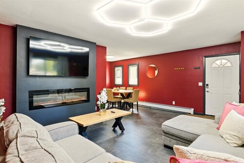 Frost & Found - Classic Stay 3-bedroom 1-bath townhouse near Hospitals and UAA.