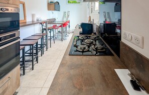 Fridge, oven, stovetop, dishwasher