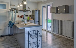 Réfrigérateur, four, plaque de cuisson, cafetière/bouilloire