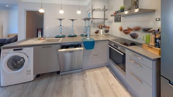 Een koelkast, een oven, een kookplaat, een koffiezetapparaat/waterkoker