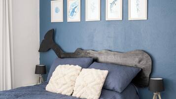 1 quarto, ferros/tábuas de passar roupa, berço de viagem