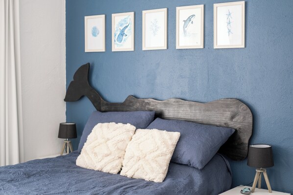 1 quarto, ferros/tábuas de passar roupa, berço de viagem