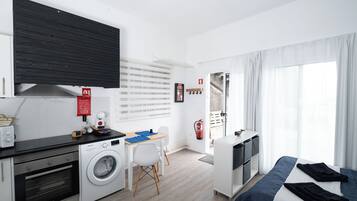 1 quarto, ferros/tábuas de passar roupa, berço de viagem