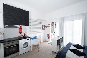 1 quarto, ferros/tábuas de passar roupa, berço de viagem