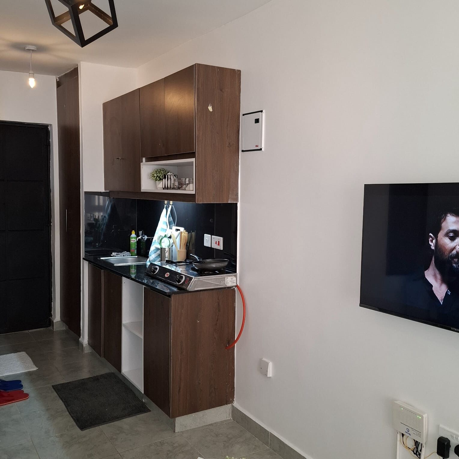 Frigorífico, microondas, hervidor eléctrico y utensilios de cocina