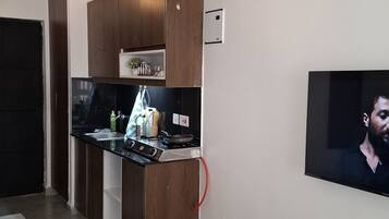 Frigorífico, microondas, hervidor eléctrico y utensilios de cocina