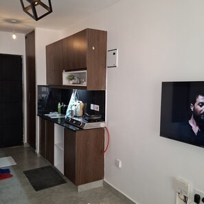 Réfrigérateur, micro-ondes, bouilloire électrique