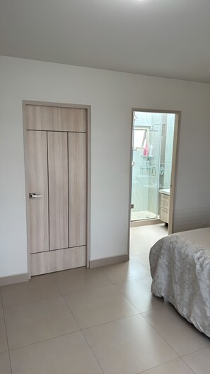 3 slaapkamers, een strijkplank/strijkijzer, wifi, beddengoed