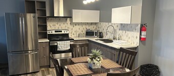 Elias Plaza (Apt 2)
Stylish Apartment in the Heart of Downtown