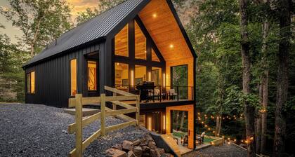 NEW Luxury Cabin w/Sauna, Hot Tub, FirePit, Bocce, GameRoom! Minutes to Bryce!