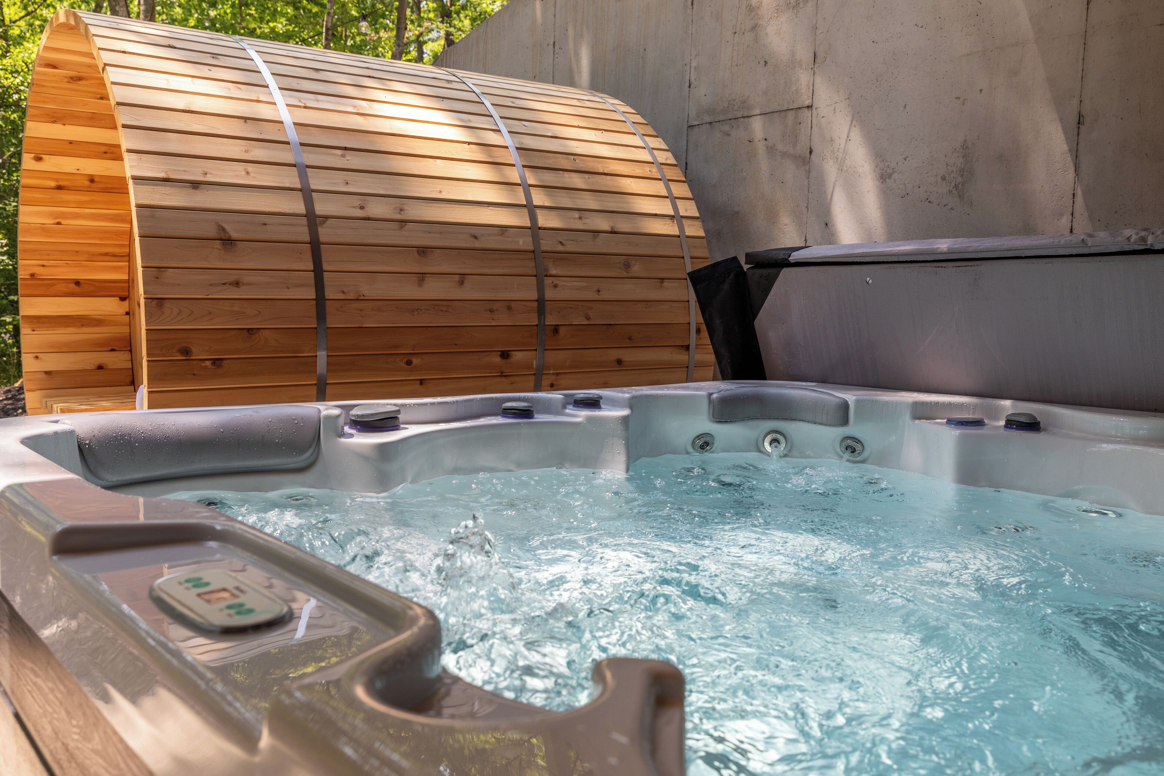 Outdoor spa tub