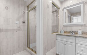 Dusche, Haartrockner, Handtücher, Seife