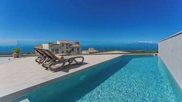 Een buitenzwembad, een verwarmd zwembad