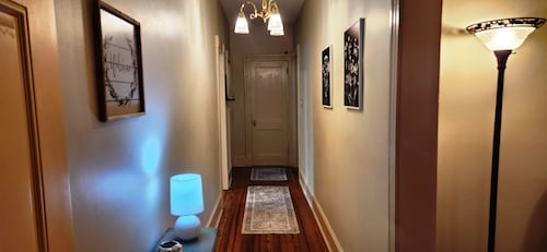 Charming 2-bedroom apartment with equipped kitchen and AC, in Cumberland, MD.