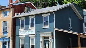 Un immeuble à deux étages portant une enseigne indiquant « Homes & Land Real Estate » et « White Home Team LLC ».