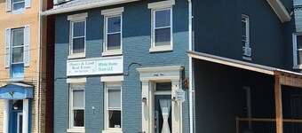 Charming 2-bedroom apartment with equipped kitchen and AC, in Cumberland, MD.